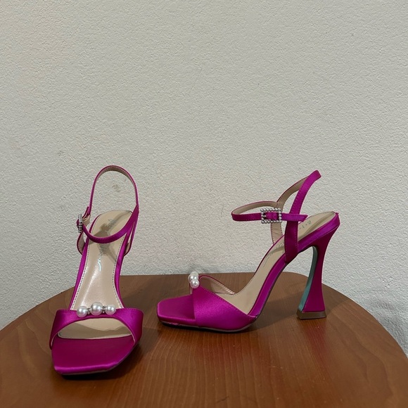 Betsey Johnson Fuchsia Blue Bottom Women's Size 6.5 Heels Formal Pearl Toe Strap - Picture 2 of 11